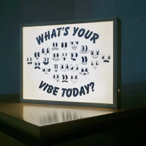 Insegna Luminosa in legno "What's your vibe today?"